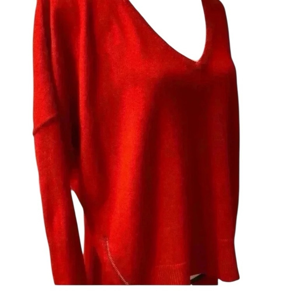 Women’s oversized red v neck Sweater‎ zipper accents medium